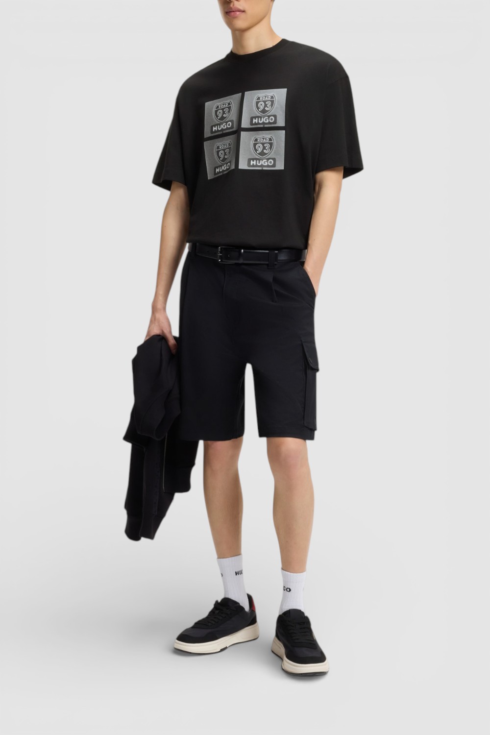 תמונת כל הלוק של חולצת טי בגזרת אוברסייז